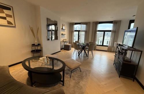 Museum Quarter Appartement | Bright Penthouse with Balcony in Amsterdam Center