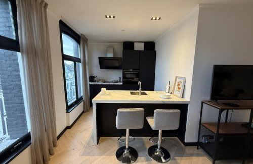 Museum Quarter Appartement | Bright Penthouse with Balcony in Amsterdam Center