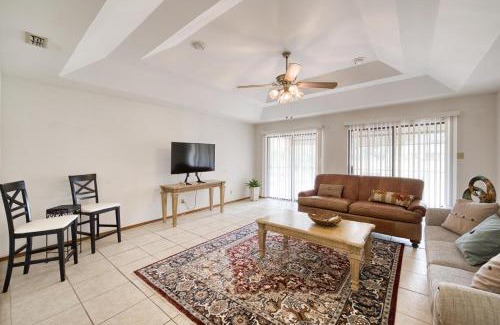 Pharr Maison | Bright Pharr Getaway Spacious Family Home w Garage and WiFi