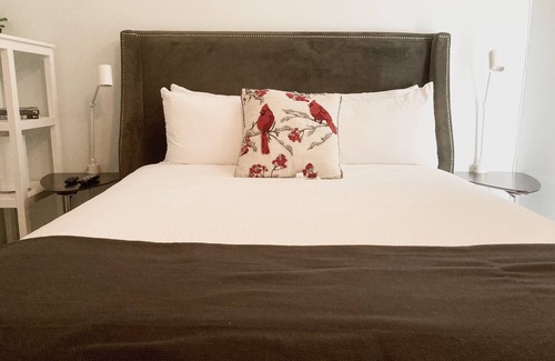 Canmore Hôtel | Bright Queen-Bed Hotel Room/Walking to DT/Bus Stop/Shops/Free UG Parking & Wi-Fi