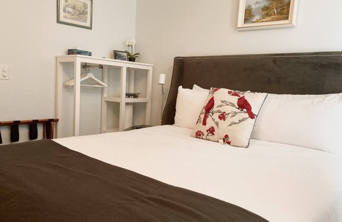 Canmore Hôtel | Bright Queen-Bed Hotel Room/Walking to DT/Bus Stop/Shops/Free UG Parking & Wi-Fi