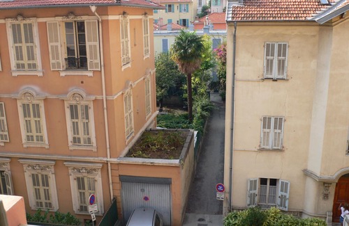 Mantega Appartement | Appartement lumineux, calme et situé au centre avec balcon et air conditionné