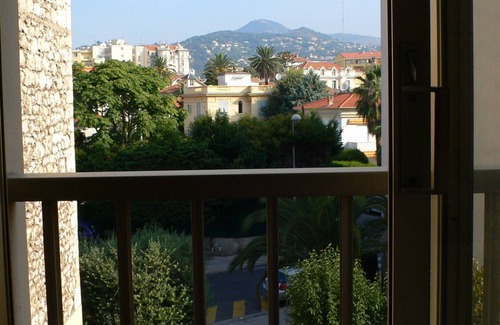 Mantega Appartement | Appartement lumineux, calme et situé au centre avec balcon et air conditionné
