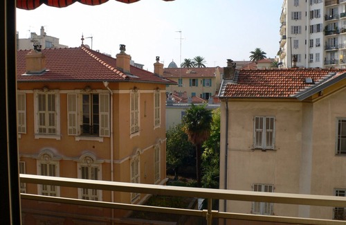 Mantega Appartement | Appartement lumineux, calme et situé au centre avec balcon et air conditionné