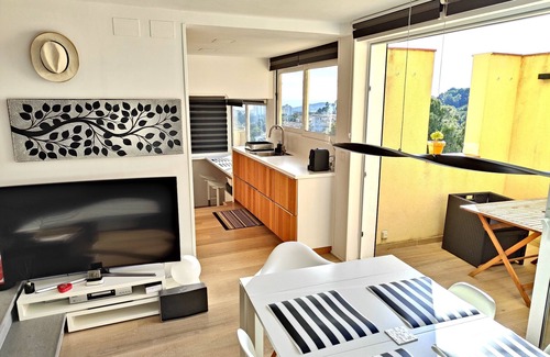 Vallpineda Appartement | Appartement rénové lumineux avec vues sur les vignobles, mer et piscine