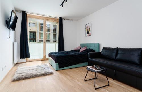 Smichov Appartement | Bright Royal Elegance