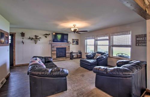 Cecil Maison | Bright Shawano Lake Oasis - Walk to Boat Launch!