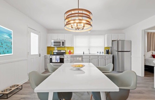 Crescent Beach Appartement | ☀️ Bright & Spacious 2BR | Walk to Sand