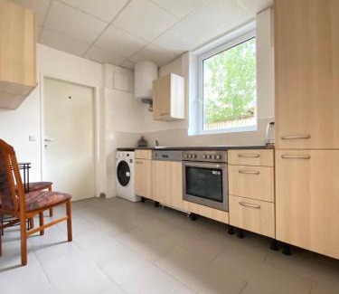 Liesing Appartement | Bright & Spacious 3BR Apt with Direct City Access