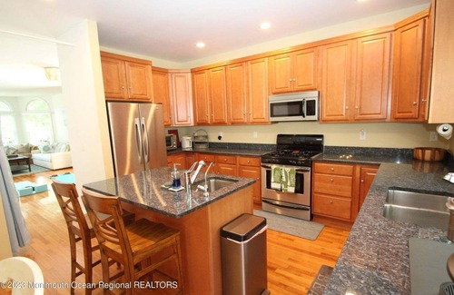 Avon Maison | Bright, Spacious 5-bdrm Bay Head Shore Home - super close to beach, lake & town