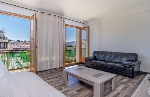 Blancarde Appartement | Bright, spacious apartment, not overlooked and close to all amenities.