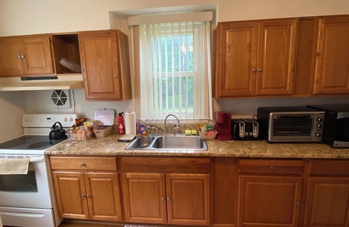 Lochearn Maison | Bright & Spacious – Near Downtown - Full Kitchen- Workspace, Laundry