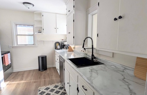 Champaign Maison | Bright & Spacious on William St.