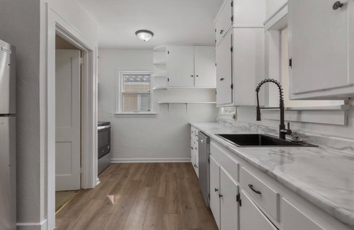 Champaign Maison | Bright & Spacious on William St.