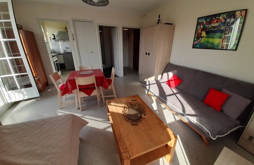 La Roche-Posay Appartement | Studio lumineux centre-ville La Roche-Posay avec WI-FI, lave-linge, lave-vaisselle, animaux admis