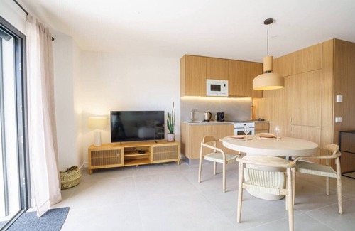 Caparica Appartement | Bright & Stylish Retreat by the Sea Near Ericeira
