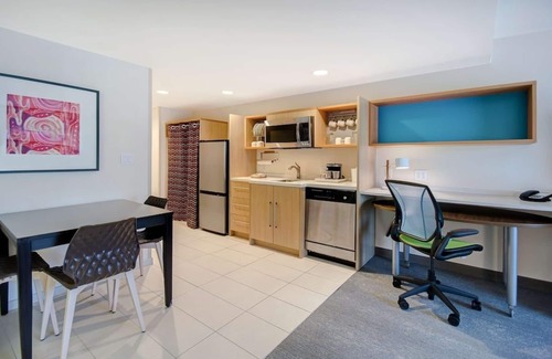 University Hôtel | Bright Suite Perfect for Families Near Eastland Lake