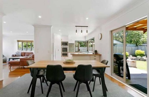 Upper Hutt Maison | Bright, Sunny Retreat – Walk to Lake & Town!