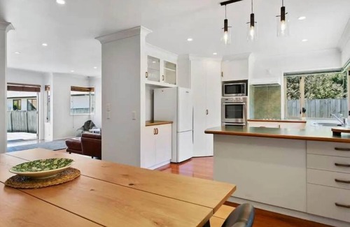 Upper Hutt Maison | Bright, Sunny Retreat – Walk to Lake & Town!