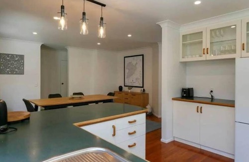 Upper Hutt Maison | Bright, Sunny Retreat – Walk to Lake & Town!
