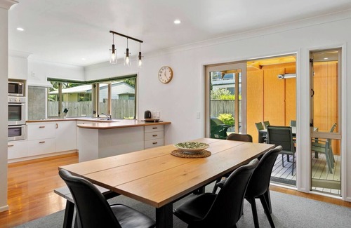 Upper Hutt Maison | Bright, Sunny Retreat – Walk to Lake & Town!
