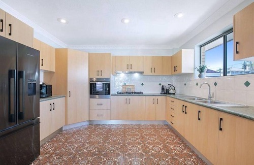 Albion Appartement | Bright Top-Floor Retreat with City Views
