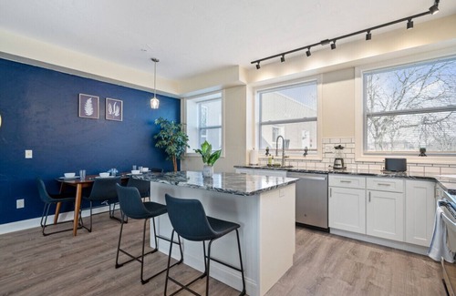 East Liberty Appartement | Bright & Upscale|King Bed|Free Parking w/Workspace