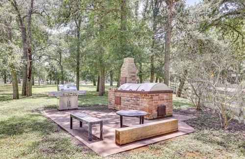 Simonton Maison | Bright Wallis Cottage with Pergola and Grill!