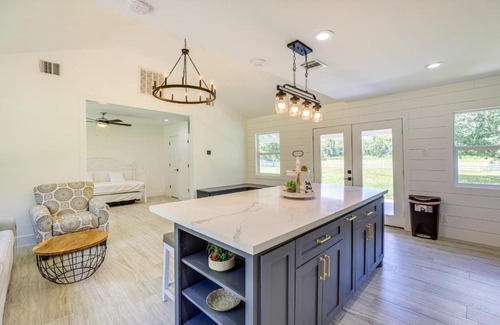 Simonton Maison | Bright Wallis Cottage with Pergola and Grill!