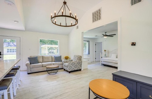 Simonton Maison | Bright Wallis Cottage with Pergola and Grill!
