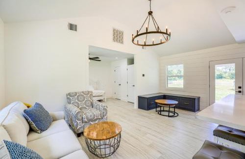Simonton Maison | Bright Wallis Cottage with Pergola and Grill!
