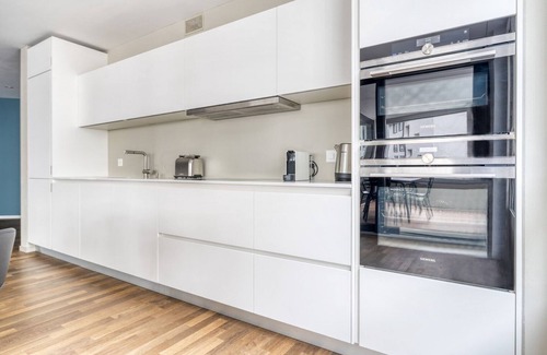 Alt-Wiedikon Appartement | Bright Wiedikon 3.5 Room w/ Storage & W/D, near Market, by Blueground