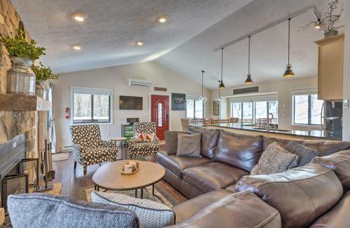 Chestnut Springs Maison | Bright Wintergreen Resort Home Deck and Grill!
