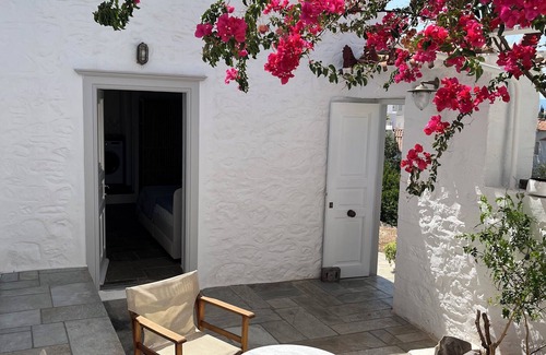 Hydra Appartement | Brigitte house . joli Studio avec très belle vue petite cour intérieur