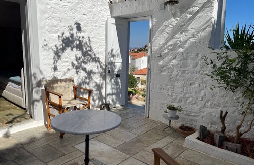 Hydra Appartement | Brigitte house . joli Studio avec très belle vue petite cour intérieur