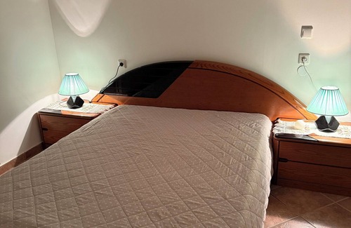 Dodoni Appartement | Brilliant 1-bedroom apartment in Manteio and a living room with fireplace