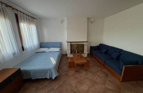 Dodoni Appartement | Brilliant 1-bedroom apartment in Manteio and a living room with fireplace
