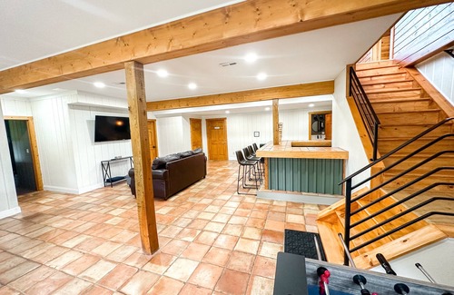 Wales Center Maison | Bring family and friends to this beautiful, spacious, open plan log home.