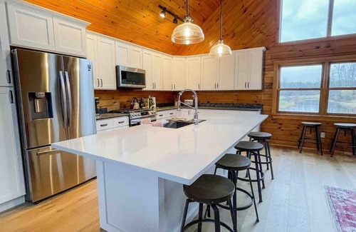 Wales Center Maison | Bring family and friends to this beautiful, spacious, open plan log home.