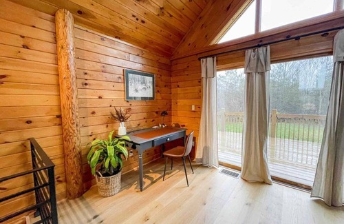 Wales Center Maison | Bring family and friends to this beautiful, spacious, open plan log home.