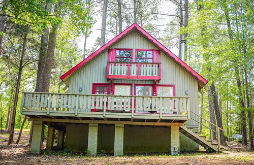 Pine Mountain Chalet De Ski | Bring your fur-baby and enjoy this beautiful Chalet overlooking Lake Innsbruck!