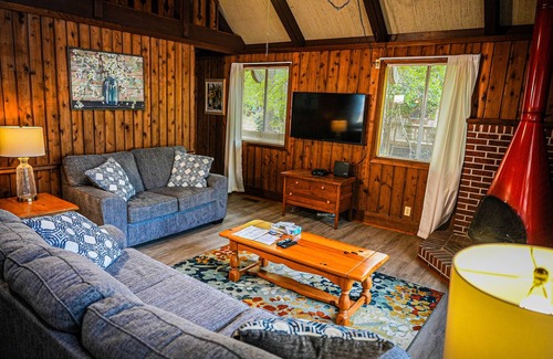 Pine Mountain Chalet De Ski | Bring your fur-baby and enjoy this beautiful Chalet overlooking Lake Innsbruck!