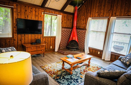 Pine Mountain Chalet De Ski | Bring your fur-baby and enjoy this beautiful Chalet overlooking Lake Innsbruck!