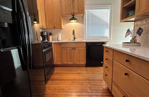 Meridian-Kessler Maison | Broad Ripple Urban Flower Farm Bungalow - Cozy 2BR Near Downtown Indianapolis