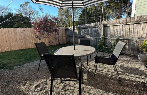 Meridian-Kessler Maison | Broad Ripple Urban Flower Farm Bungalow - Cozy 2BR Near Downtown Indianapolis