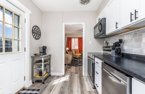 Dubuque Maison | Broadlawn Bungalow - 2BR/1 Bath w pullout