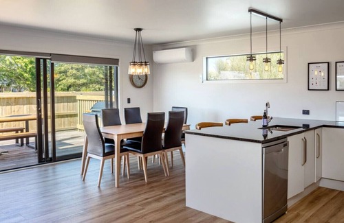 Martinborough Maison | Broadway On New York, Martinborough