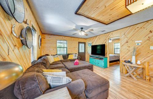 Broken Bow Maison | Broken Bow Cabin with Hot Tub and Game Room!