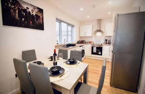 Bromsgrove Maison | Bromsgrove. Newly Refurbed Property With Outhouse. 4 bed 2.5 Bathroom Games Room