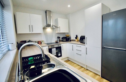 Bromsgrove Maison | Bromsgrove. Newly Refurbed Property With Outhouse. 4 bed 2.5 Bathroom Games Room